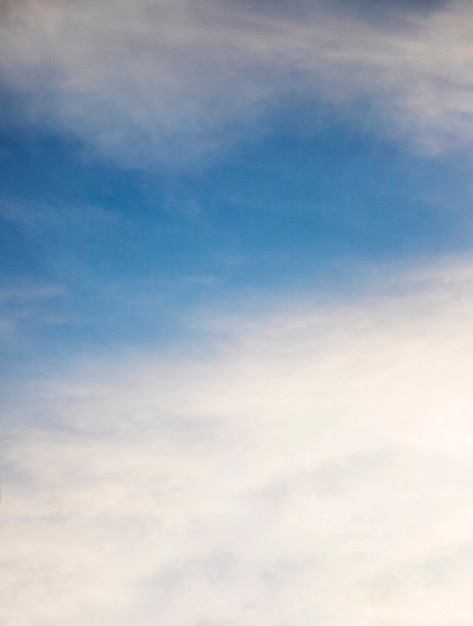 Marco completo de nubes blancas en el cielo.