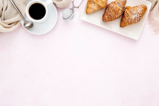 Marco de croissants franceses y espacio de copia de café