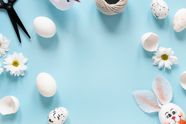 Marco de decoraciones y huevos para pascua
