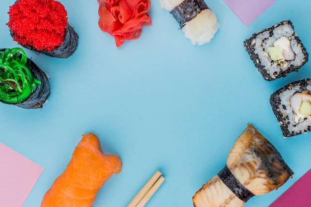 Marco con diversidad de rollos de sushi