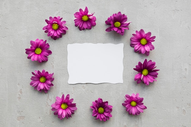 Foto gratuita marco floral con hoja de papel en blanco