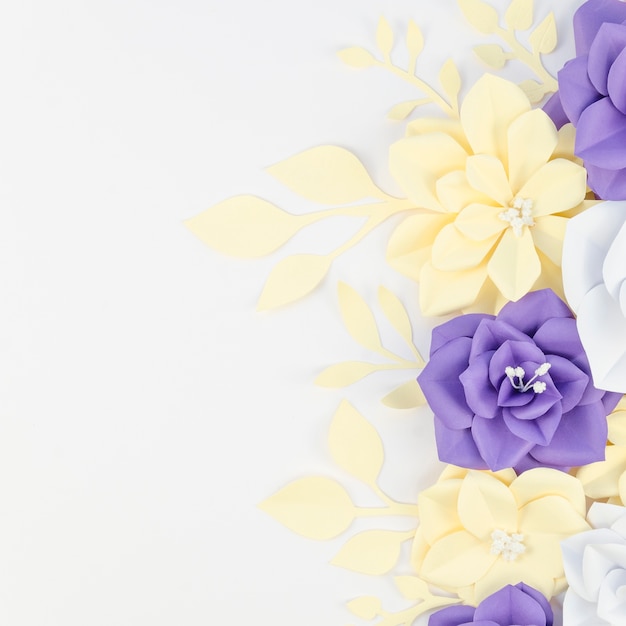 Foto gratuita marco floral de vista superior con espacio de copia
