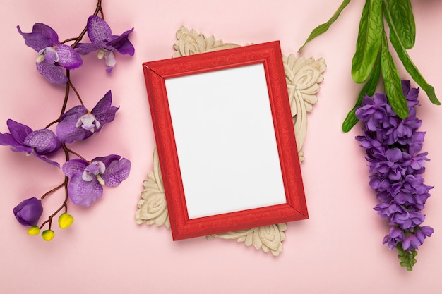 Foto gratuita marco con flores florecientes al lado