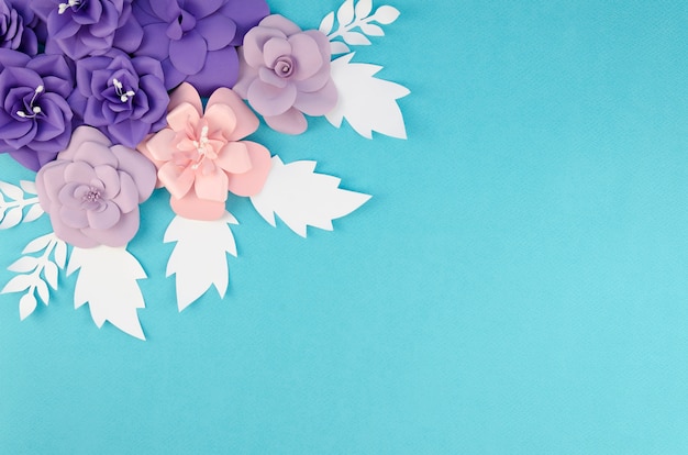Marco con flores de papel de primavera sobre fondo azul