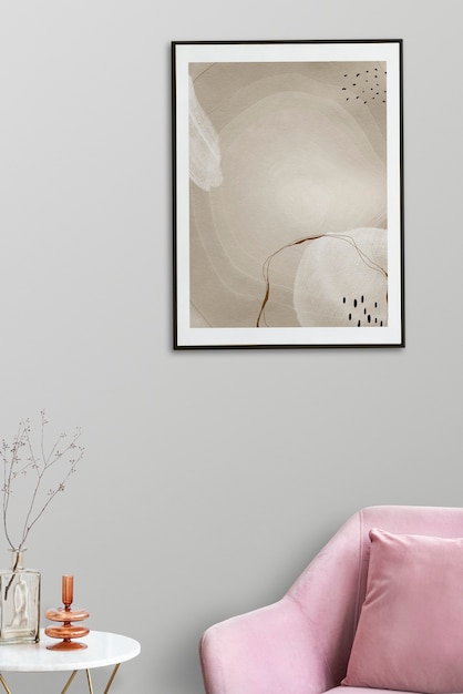 Foto gratuita marco de fotos con arte abstracto junto a un sillón de terciopelo rosa
