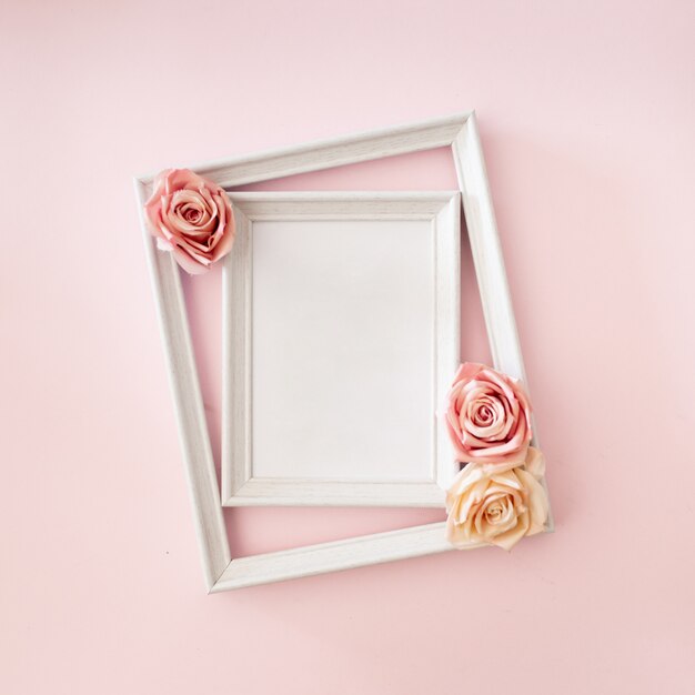 marco de fotos de boda con rosas