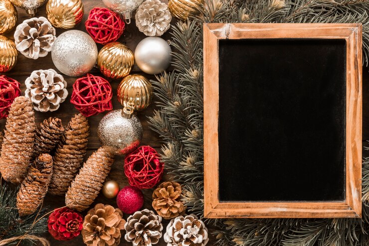 Foto gratuito marco de fotos cerca de ramas de abeto y juguetes navideños.