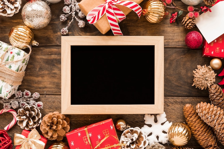 Foto gratuito marco de fotos entre decoraciones navideñas.