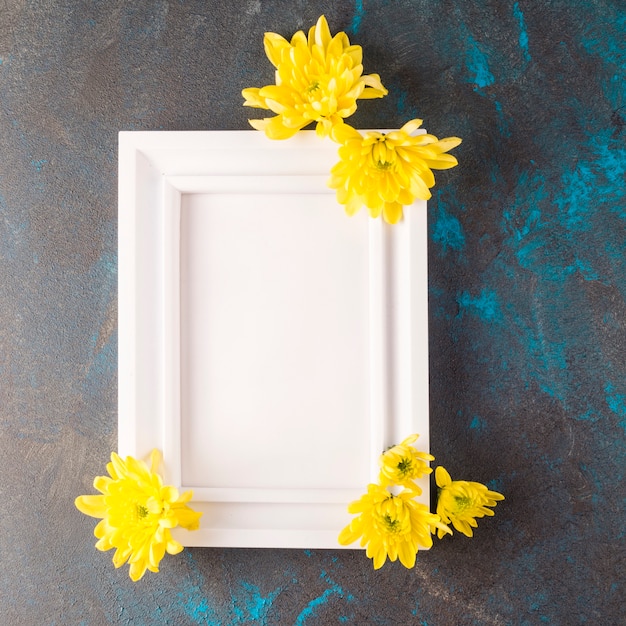 Marco de fotos con flores sobre fondo azul marino de grunge