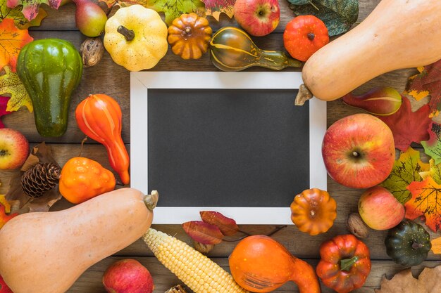 Marco de fotos entre frutas y verduras.