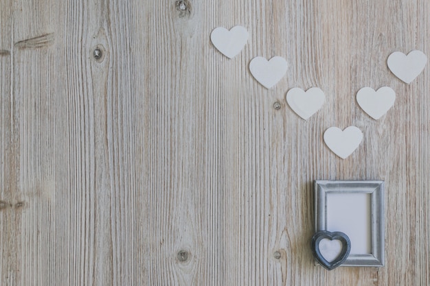 Marco de fotos gris con un corazón y con corazones blancos