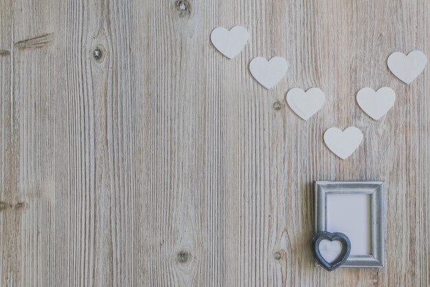 Marco de fotos gris con un corazón y con corazones blancos