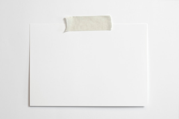 Marco de fotos horizontal en blanco tamaño 10 x 15 con sombras suaves y cinta adhesiva aislada sobre fondo de papel blanco