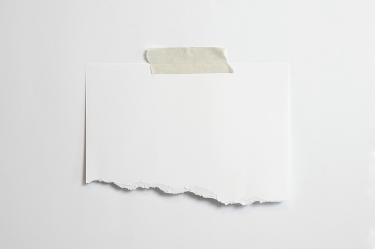 Foto gratuito marco de fotos rasgado en blanco con sombras suaves y cinta adhesiva aislado sobre fondo de papel blanco