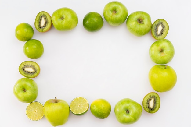 Foto gratuita marco de frutas sobre fondo blanco.