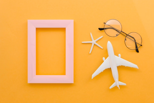 Foto gratuita marco con gafas y avión al lado