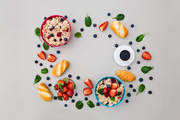 Marco hecho de alimentos frescos para el desayuno sobre fondo gris