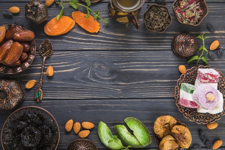 Foto gratuito marco hecho de diferentes frutas secas y delicias turcas.