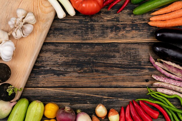 Marco hecho de diferentes verduras y una tabla de cortar.