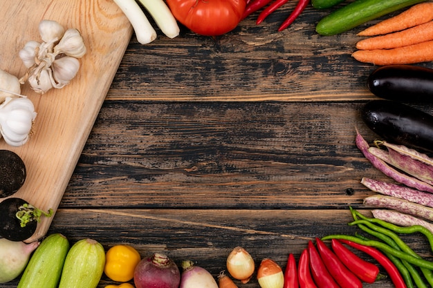 Marco hecho de diferentes verduras y una tabla de cortar.