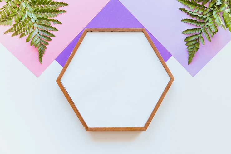 Foto gratuito marco hexagonal sobre un fondo geométrico púrpura