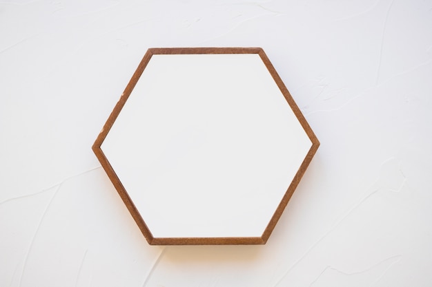 Un marco hexagonal vacío contra el fondo blanco