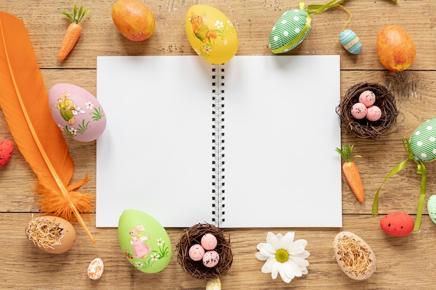 Foto gratuita marco de huevos y decoraciones para pascua