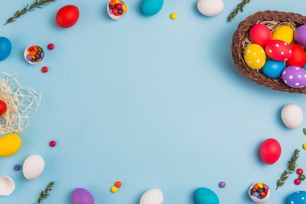 Marco de huevos de Pascua y cesta en mesa