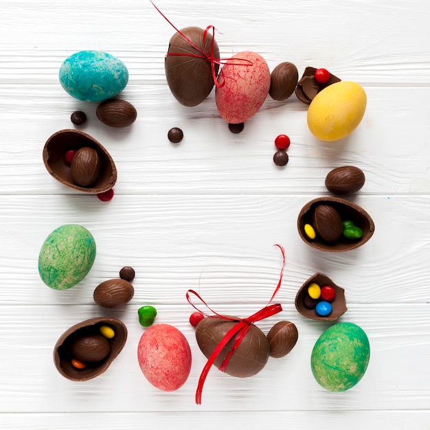 Foto gratuita marco de huevos de pascua y dulces