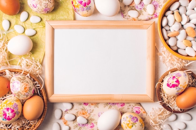 Marco entre los huevos de Pascua en platos y pequeñas piedras en un tazón
