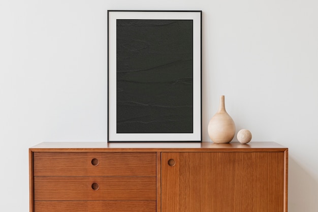 Foto gratuita marco de imagen negro en gabinete de madera