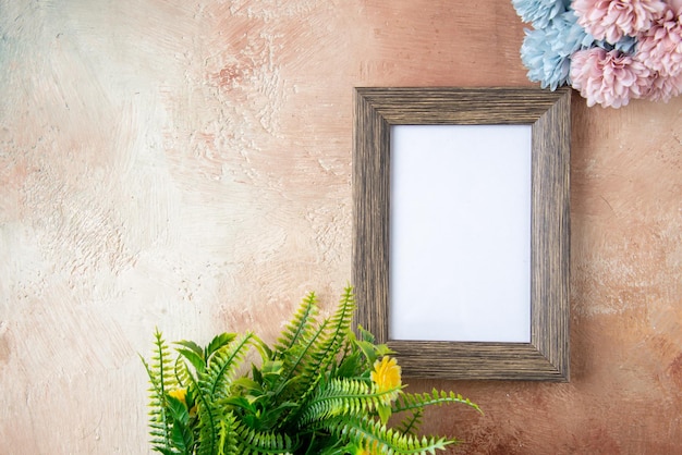 Marco de imagen de vista superior con flores sobre fondo claro regalo de color de pareja presente día de san valentín sentimiento de matrimonio