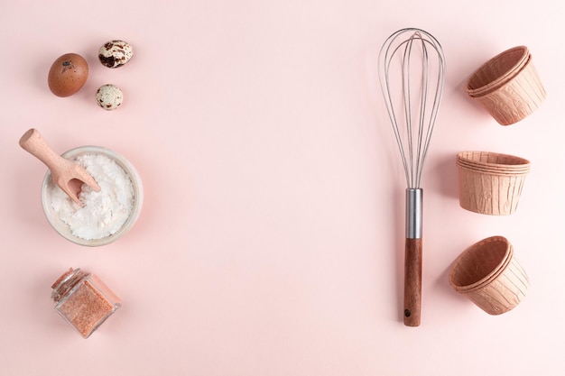 Foto gratuita marco de ingredientes alimentarios para hornear sobre un fondo pastel suavemente rosa cocina plana con espacio de copia vista superior concepto de horneado