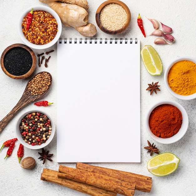 Marco de ingredientes de comida asiática con cuaderno en blanco