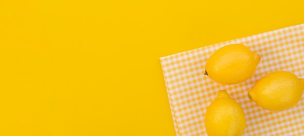 Foto gratuita marco de limones de vista superior con espacio de copia