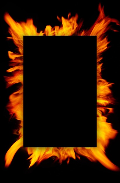 Marco de llamas de fuego ardientes brillantes y borrosas contra fondo negro. Cierre, copie el espacio para su diseño, texto o imágenes
