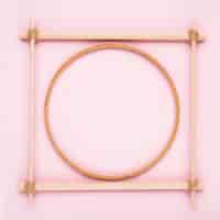 Foto gratuita un marco de madera circular y cuadrado vacío sobre fondo rosa