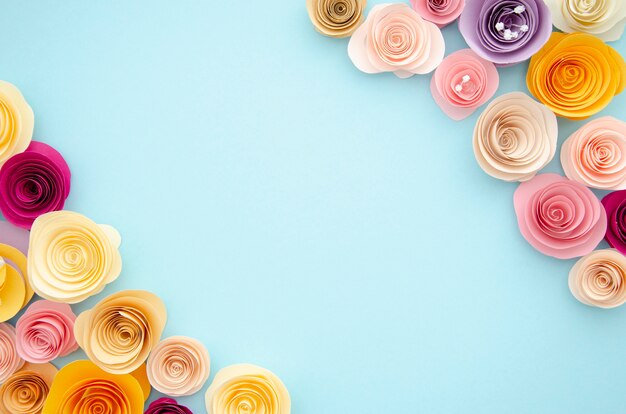 Marco ornamental colorido con flores de papel
