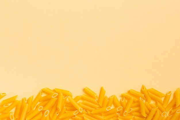 Marco de pasta con fondo amarillo