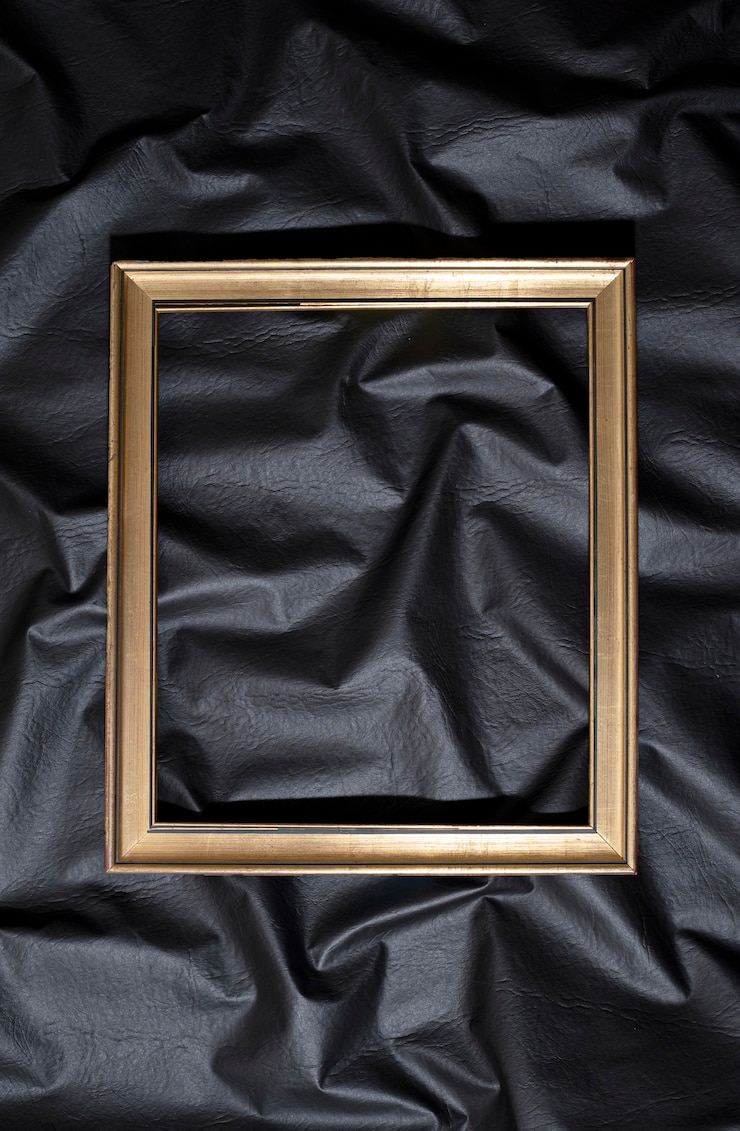 Foto gratuito marco plano brillante sobre fondo oscuro