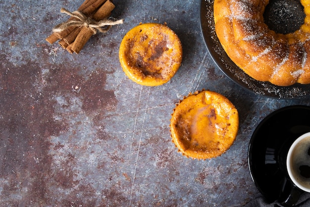 Foto gratuita marco plano con deliciosa tarta y espacio de copia