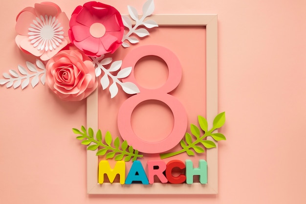 Foto gratuita marco plano con fecha y flores de papel para el día de la mujer