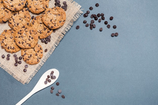 Marco plano de galletas con cuchara y espacio de copia.