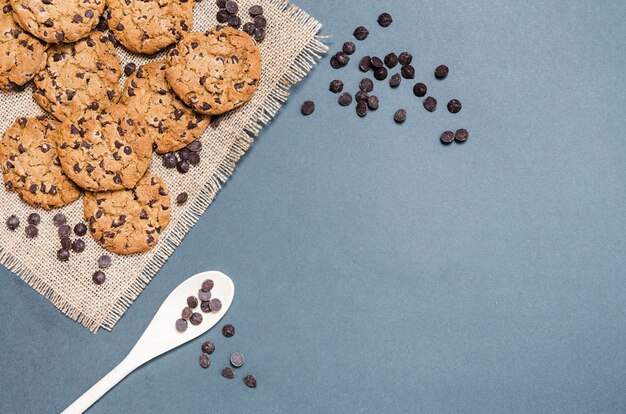 Marco plano de galletas con cuchara y espacio de copia.