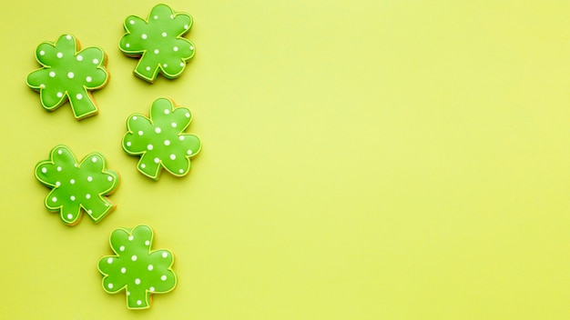 Foto gratuita marco plano de galletas de san patricio laico