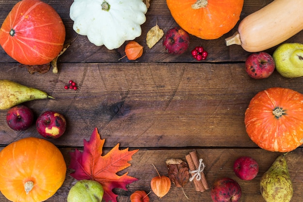 Foto gratuita marco plano laico con calabazas y espacio de copia