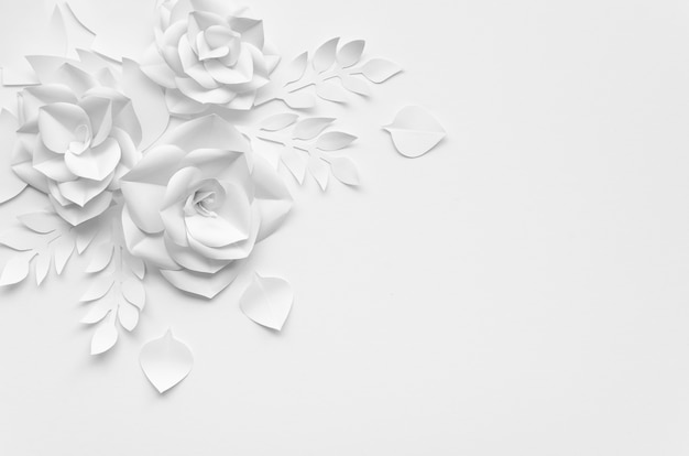 Marco plano laico con flores blancas y fondo