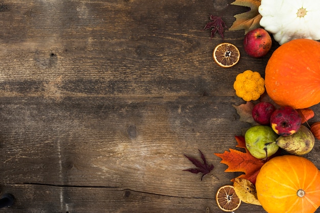 Marco plano laico con frutas de otoño y espacio de copia