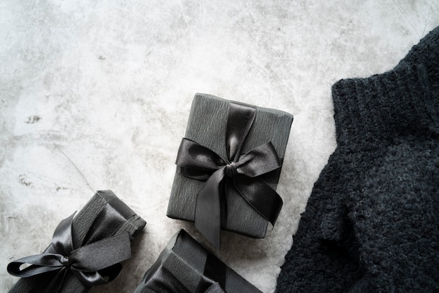 Marco plano laico con regalos y suéter