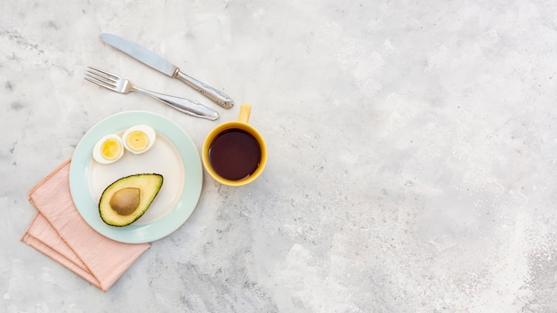 Foto gratuita marco plano laico con sabroso desayuno y espacio de copia